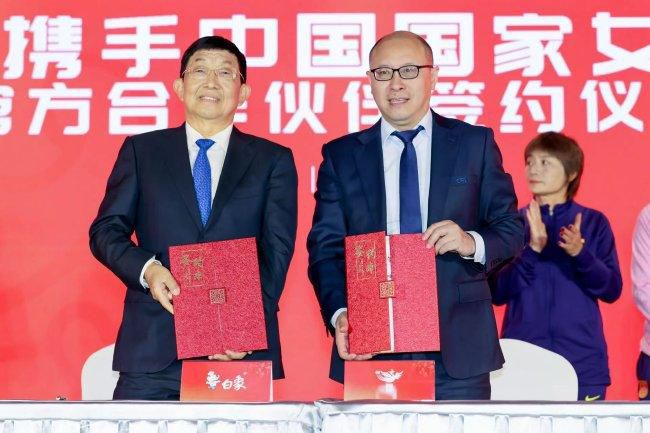 然而，一个显著现象是，这两条赛道均出现了口碑与票房的明显倒挂。