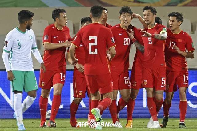 他此行将在戛纳与主演巩俐等主创共同宣传自己的新片《归来》。