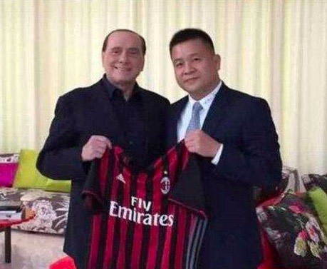 过去调一盏灯要跑前跑后，现在只需要一个平板电脑，就能控制全场所有灯。