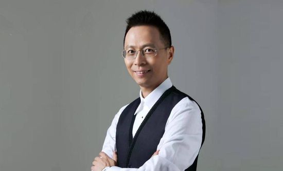 比伯用烛光和花朵重新布置了二人的豪华爱巢，尽显男人的温柔与浪漫。