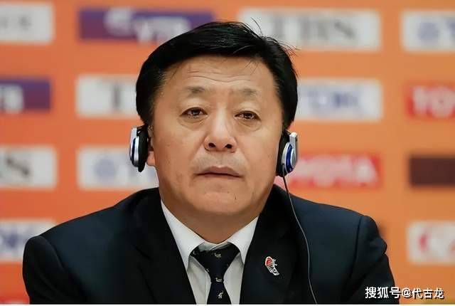 舒淇与郭敬明合影躲其身后：跟脸小人拍照诀窍 2015-11-02 11月1日，郭敬明在观看舒淇新片后，在后台两人开心合影，舒淇为了上镜还耍出“小心机”，偷偷藏身郭敬明身后，还在脸颊旁摆出剪刀手，她事后笑着说“跟脸小的人拍照诀窍”。