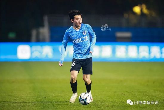 塞缪尔·杰克逊一身打扮十分惊艳，他不仅留了莫西干头，而且把头发染成了黄色，再加上特别显眼的红衬衫，整个人显得骚气十足；伊丽莎白·奥尔森饰演的年 奥妹来了！