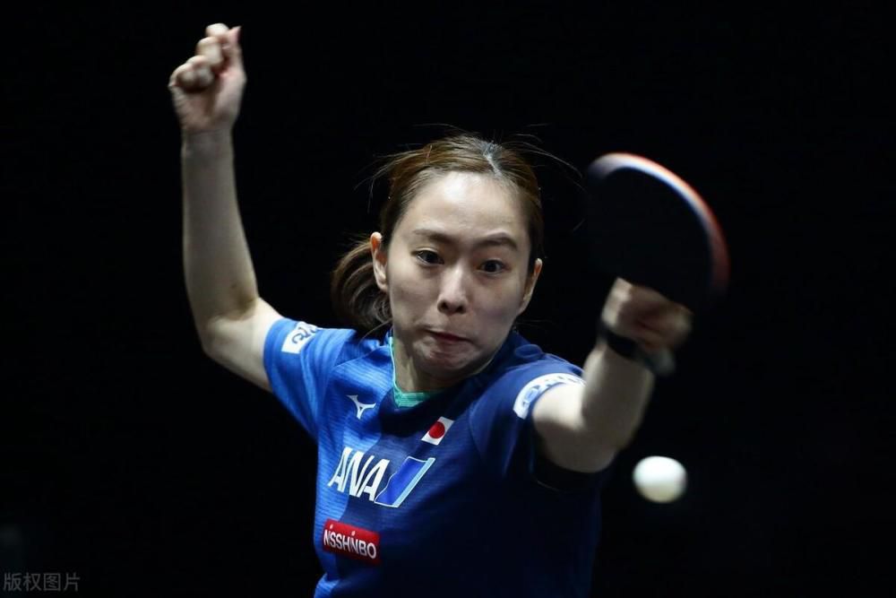 欧阳娜娜热情挥手，林允着黑裙显冷艳。