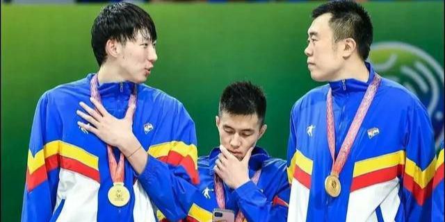 安吉丽娜·朱莉出街扫货 大女儿希洛身高直逼妈妈 2021-01-11 当地时间1月8日，安吉丽娜·朱莉带着女儿们出街扫货，她身穿一条纯白长裙，优雅高贵品味在线，上围傲人身材管理有一套。