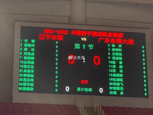 黄轩一身简约黑色正装低调得体，搭配标志性图腾的猎豹胸针，彰显沉稳贵气。