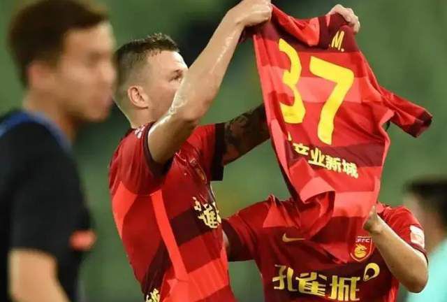 10位佳丽先各自以10秒做自我介绍，若星级 2013香港主题影展开幕 陈可辛自曝是冯小刚粉丝 2013-09-30 9月29日，“异乡情怀——2013香港主题电影展”在北京百老汇电影中心举行开幕式，刚刚获得金鸡奖最佳导演的陈可辛现身，谈起他与冯小刚这次在奖项上的争夺，陈可辛十分谦虚地说自己不如冯小刚。