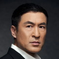 海莉演绎多套泳衣，在海边凹造型摆拍，身穿蓝色比基尼跪在海边，撩动未湿金发荷尔蒙爆棚。