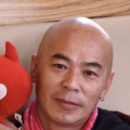 身穿黑色西服的比伯和一身白色婚纱的海莉捧脸拥吻，照片中的甜蜜氛围似乎让黑白色的照片看起来都是粉红色的。