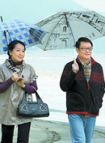《艾米丽在巴黎4》首映礼 莉莉·柯林斯等主创出席 2024-08-15 当地时间8月14日，美国洛杉矶，美剧《艾米丽在巴黎》第四季举行首映式，主演莉莉·柯林斯、泰勒·阿什利·朴和因戏结缘的男友保罗·福尔曼、泰勒·希尔、卢卡斯·布哈沃、菲利平·勒鲁瓦·博利约等亮相。