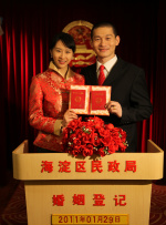 她表示：“昨天过境时发生的事情是我太过着急，冲动之下拍照片发了微博是我的不对，我向昨天帮我办理安检的海关工作人员道歉，真诚的说一声对不起。