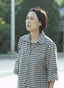 2018-11-20 近日，在印度口碑神作《老爸102岁》中出演了102岁酷老爸的阿米达普·巴强在Twitter上公布了影片即将在中国上映的信息，并表示想坐飞机来中国看看。