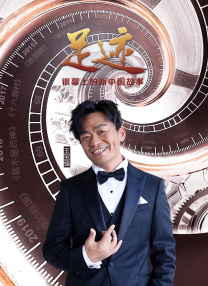 派对中，温碧霞老公大方出境，并现场与她热吻秀恩爱。