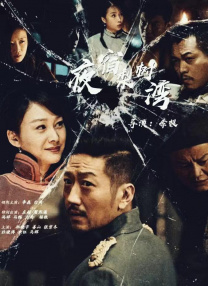 婚礼现场浪漫梦幻，陶昕然与老公何建泽甜蜜拥吻，幸福满满。