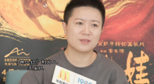 “荷兰弟”汤姆·贺兰德扮演的蜘蛛侠彼得·帕克身着蜘蛛侠战服在路上骑车，还把自行车举起来。