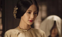 《陪安东尼》澳洲片场照 呈现幕后团队工作状态 2015-11-18 近日，电影《陪安东尼度过漫长岁月》片方发布了一组澳洲片场花絮剧照，以静态影像的方式呈现了导演秦小珍，主演刘畅、唐艺昕、宋芸桦以及整个香港幕后制作团队在《陪安东尼》拍摄现场的工作状态。