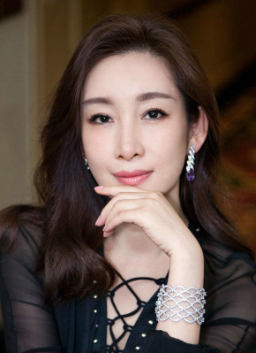 在拍摄的视频中杨幂一身白衣，打着伞站在雨中，与董子健饰演的似乎是一对热恋小情侣。